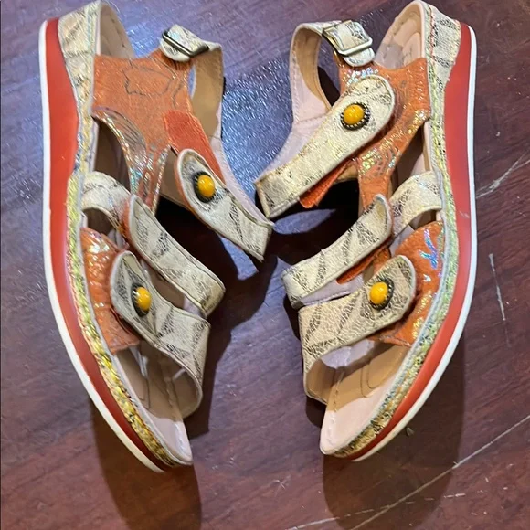 L’Artiste Sandals with Cushioned Footbed and Adjustable Straps - Picture 4 of 10